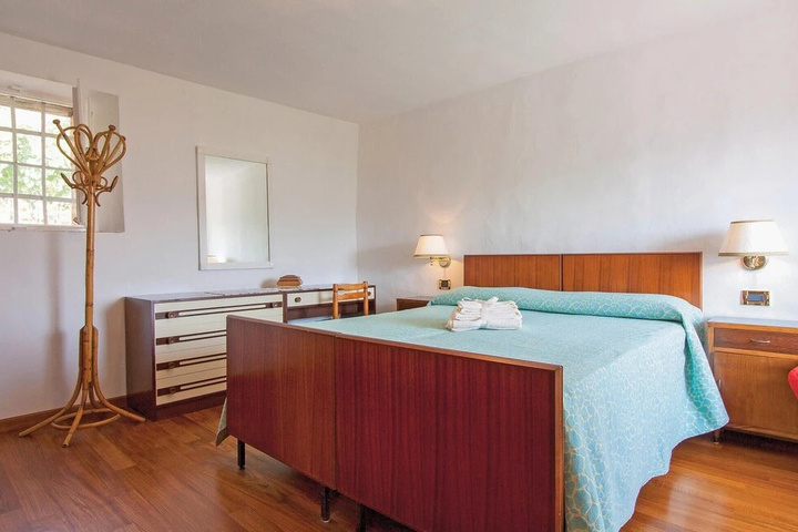 Room 4 of 15