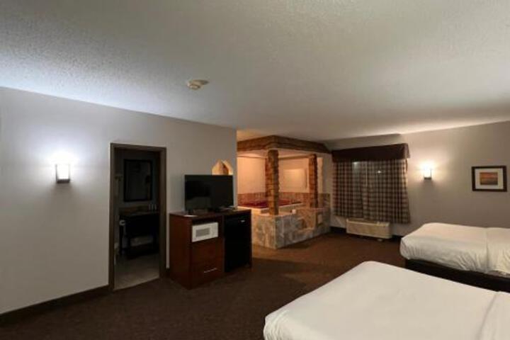 2 Queen Beds Accessible (13 of 25)