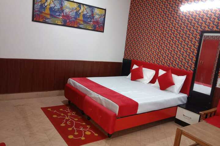 Room 4 of 9