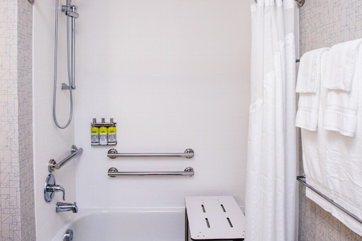 2 Queen Beds Standard Mobility Accessible Tub (13 of 17)