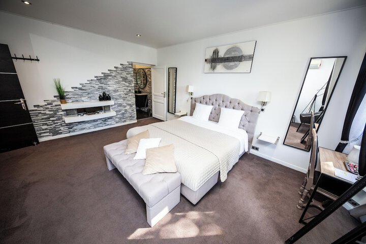 Room 8 of 30