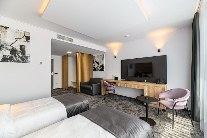 Room 4 of 131