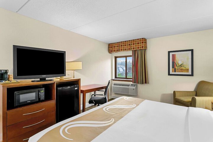 1 King Bed (2 of 7)