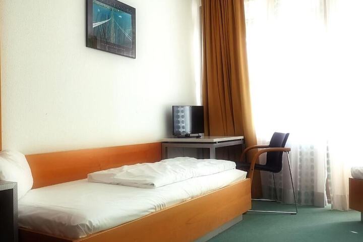 Room 8 of 84