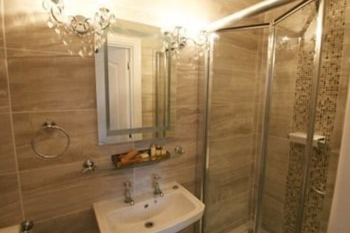 Room 10 of 29