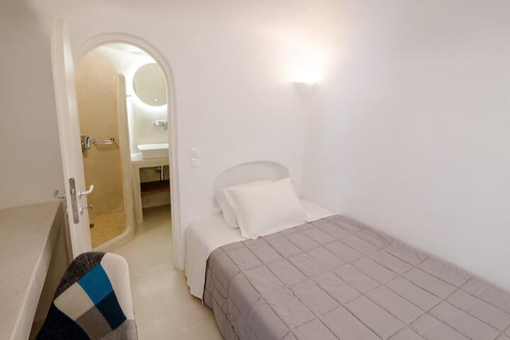 Room 7 of 48