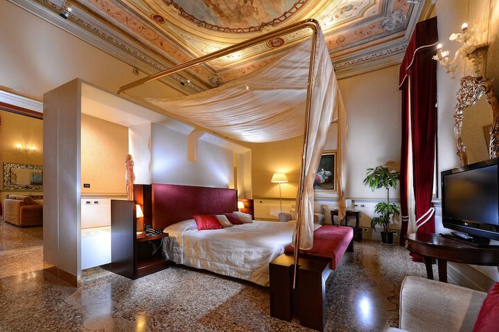 Room 33 of 290