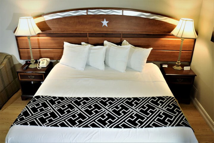Deluxe King Bed (4 of 12)