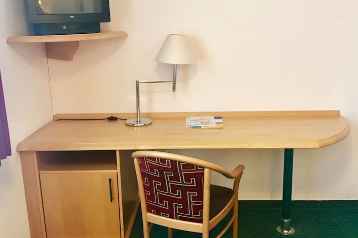 Room 10 of 28