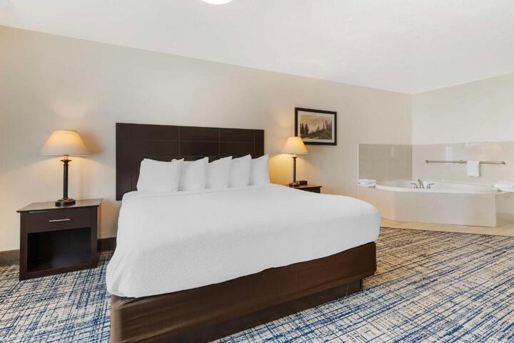 1 King Bed Microwave and Refrigerator WiFi Full Breakfast (11 of 17)