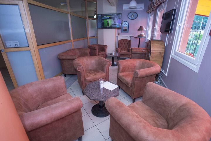 Lounge 25 of 51