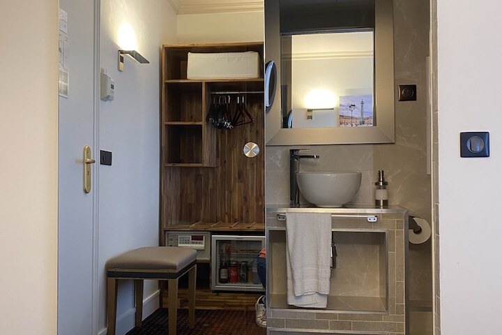 Room 53 of 64