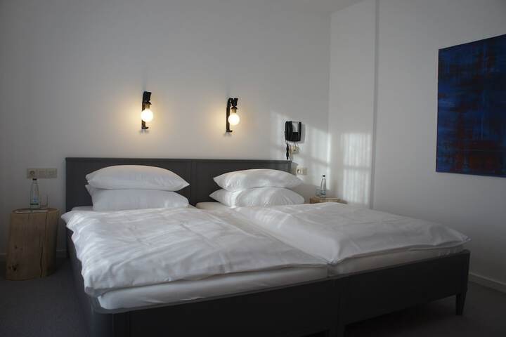 Room 4 of 395