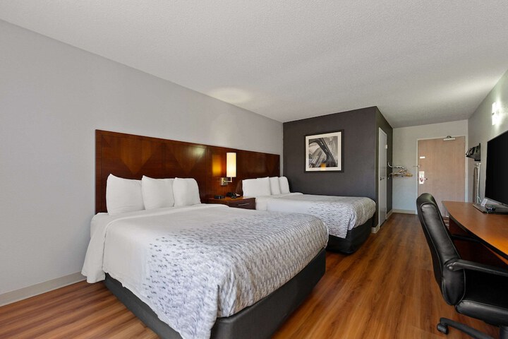 2 Double Beds (7 of 10)