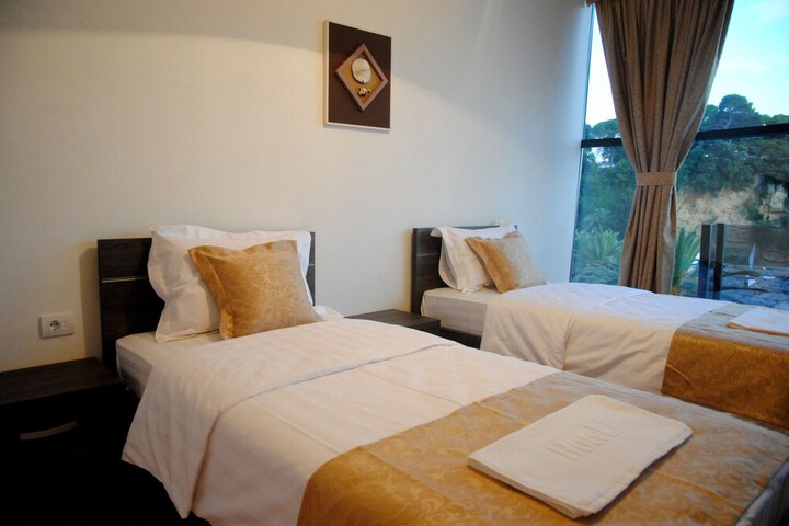 Room 16 of 80