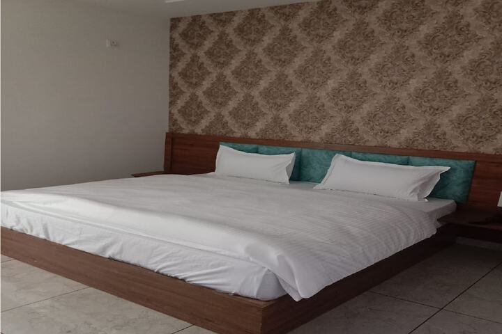 Room 12 of 17