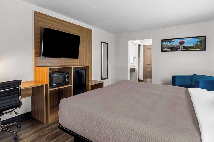 1 King Bed Accessible (6 of 7)