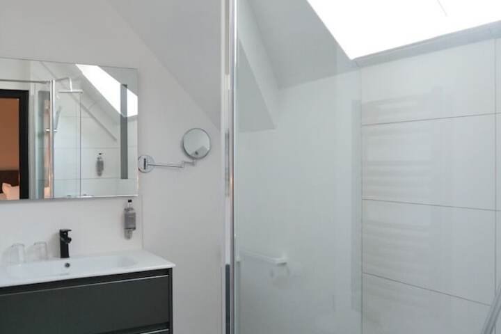Room 45 of 76