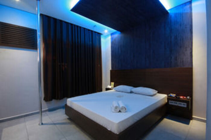 Room 7 of 8