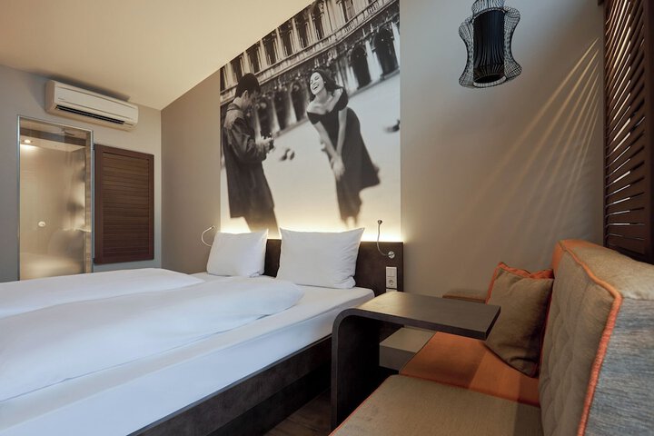 Room 32 of 75