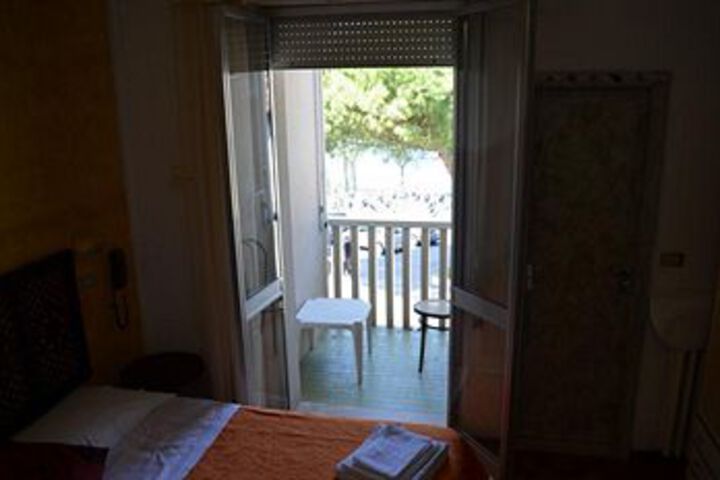 Room 14 of 52