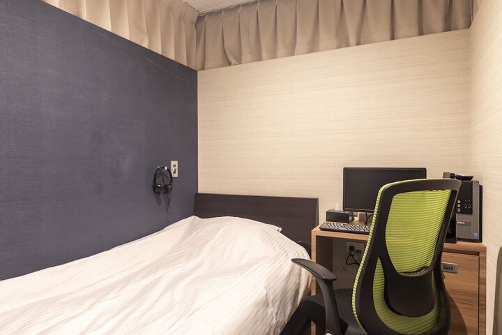 Room 4 of 63