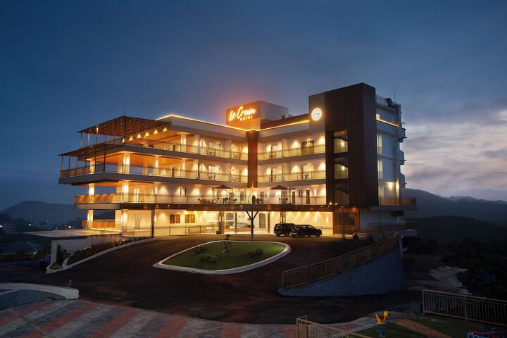 Le Crown Hotel