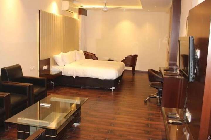 Room 5 of 8