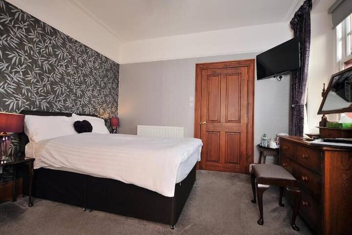 Room 7 of 18