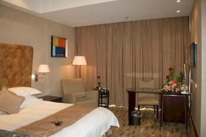 Room 7 of 18