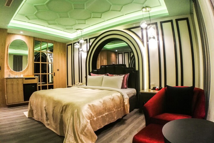 Room 17 of 37