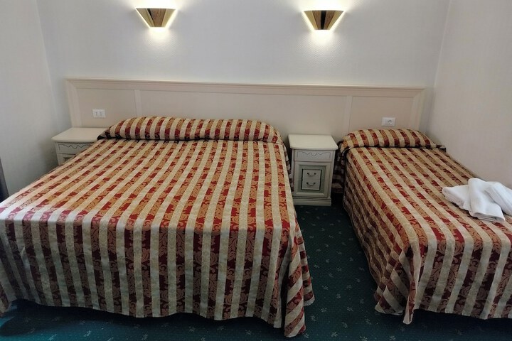 Room 12 of 30