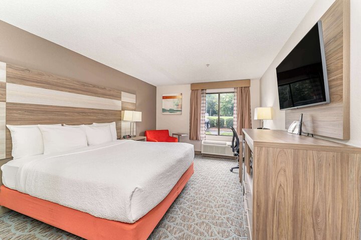 1 King Accessible Comm Assist Bathtub Microwave, Refrigerator WiFi Full Breakfast (13 of 20)