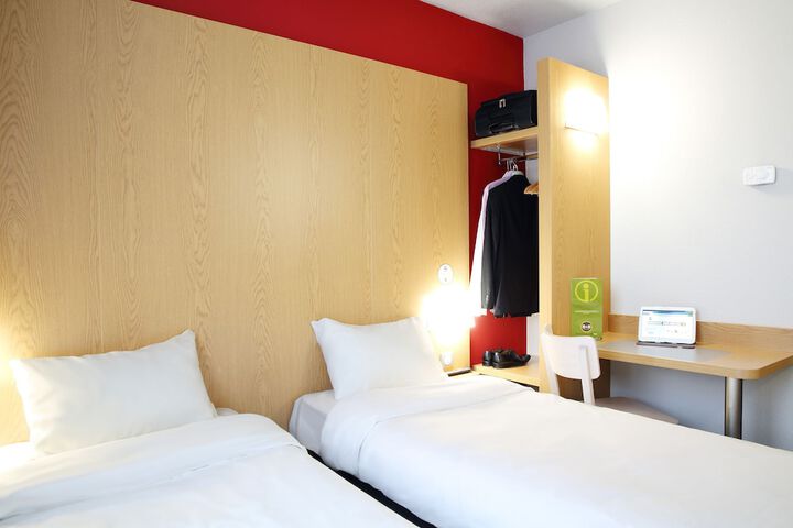 Room 6 of 33