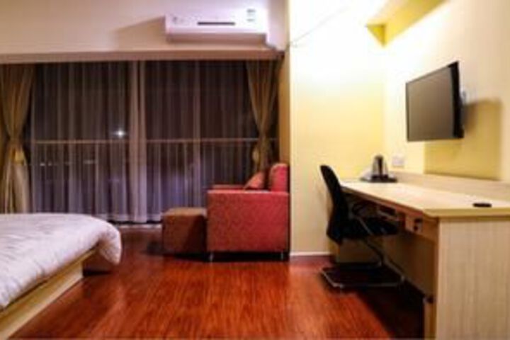 Room 10 of 13