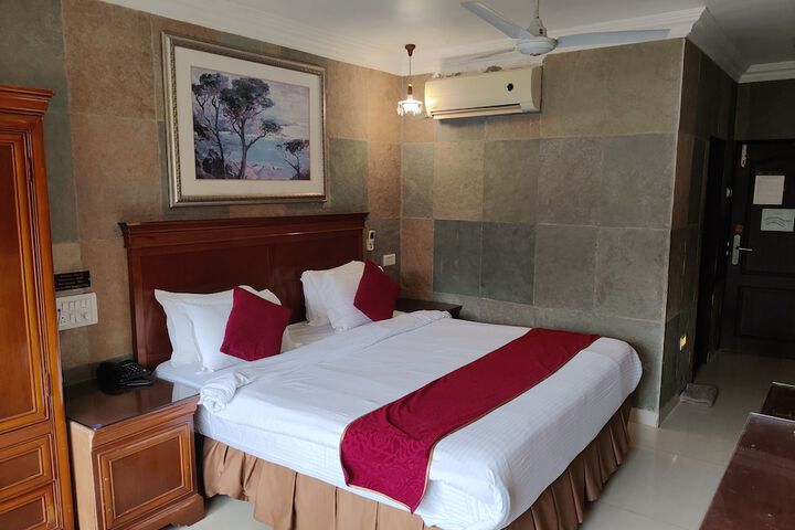 Room 3 of 47