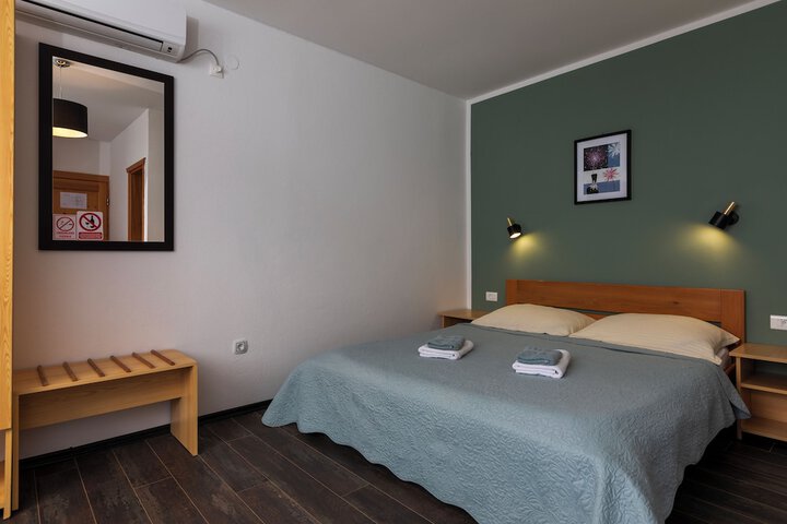 Room 10 of 72