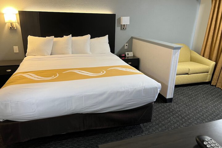 1 King Bed (4 of 13)