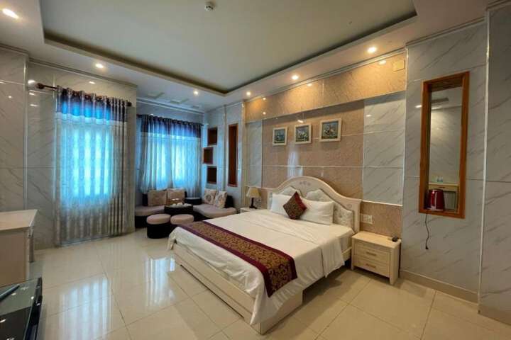 Room 6 of 8