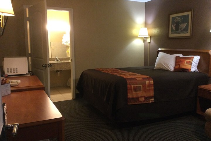 1 Queen Bed (1 of 13)