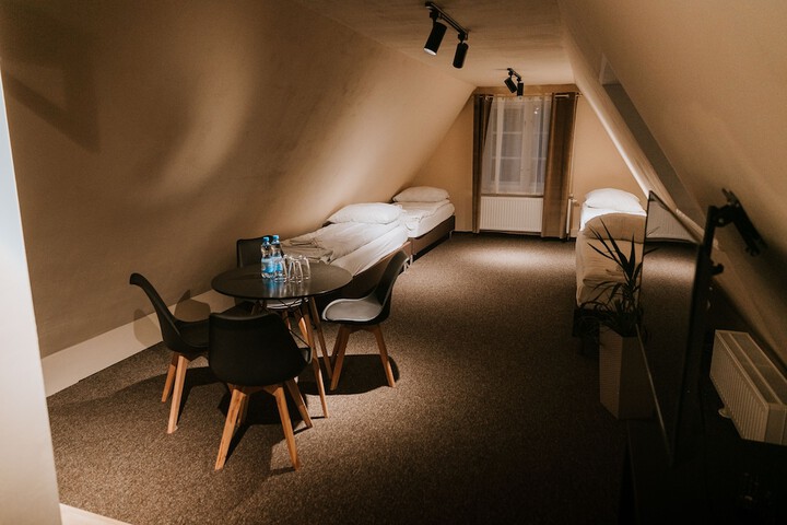 Room 6 of 13