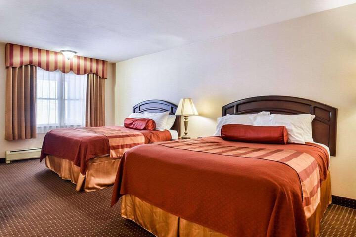 2 Queen Beds (8 of 10)