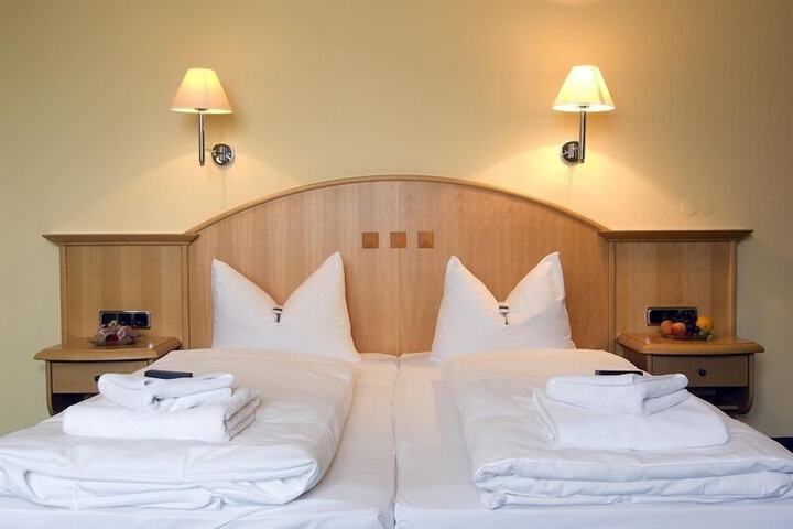 Room 13 of 28