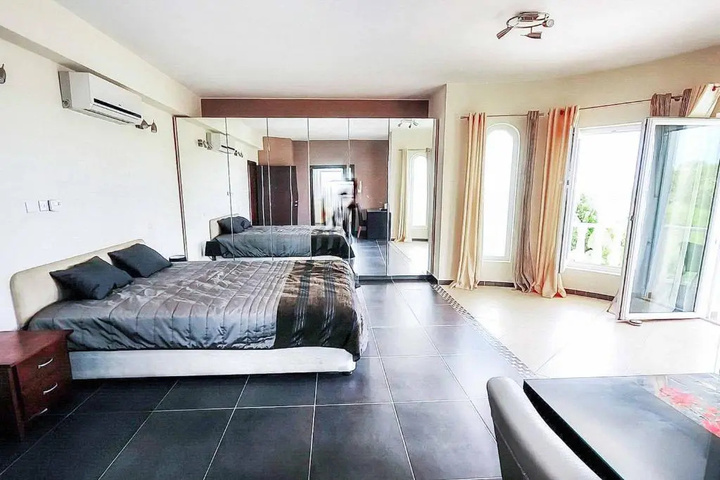 Room 6 of 21