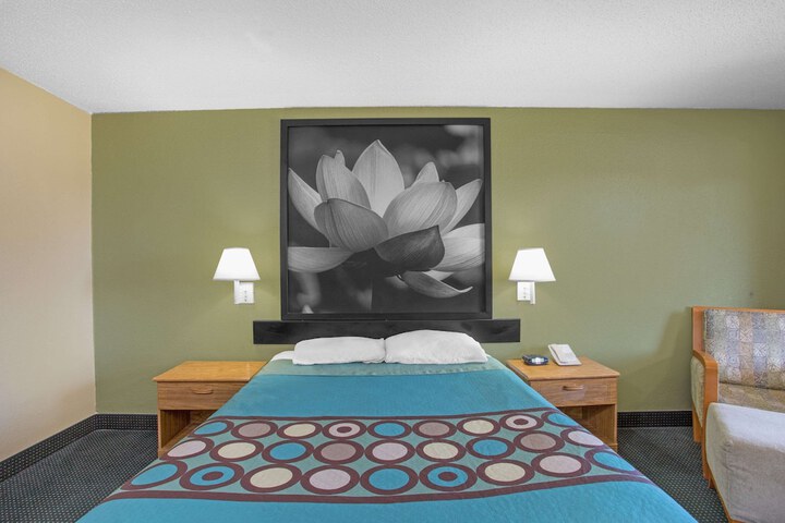 1 Queen Bed (3 of 4)