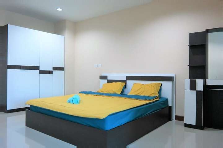 Room 4 of 9