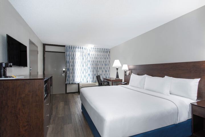 1 King Bed Accessible (5 of 10)