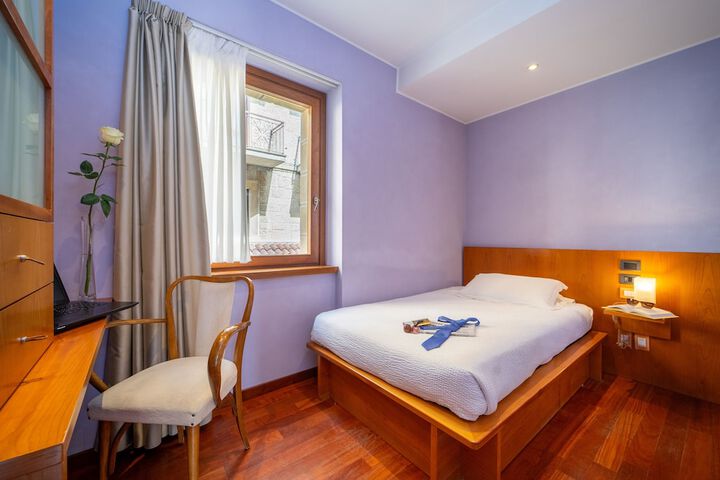 Room 12 of 83