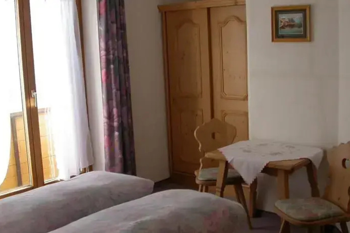 Room 5 of 11