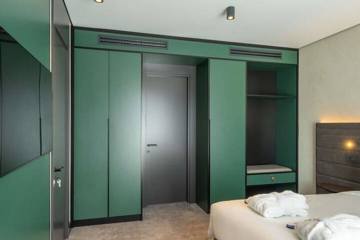 Room 8 of 100